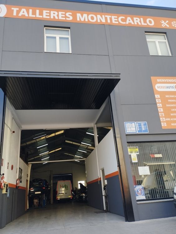 Un edificio con Talleres Montecarlo escrito en él