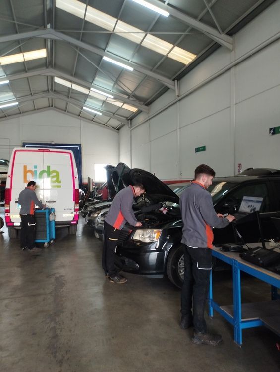 Una camioneta blanca con la palabra 