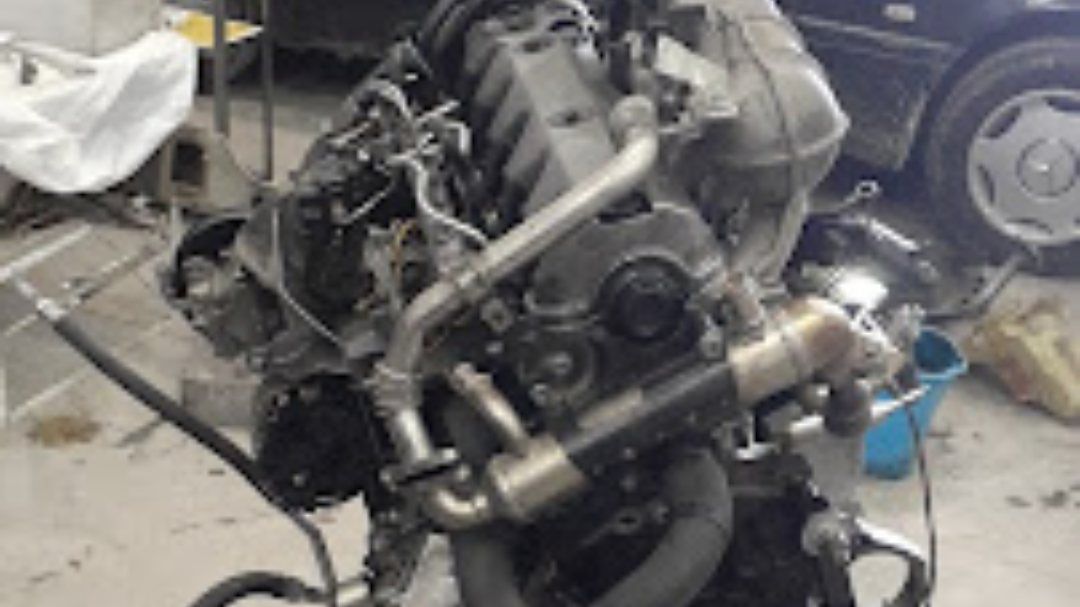 En un taller se está trabajando en el motor de un coche.