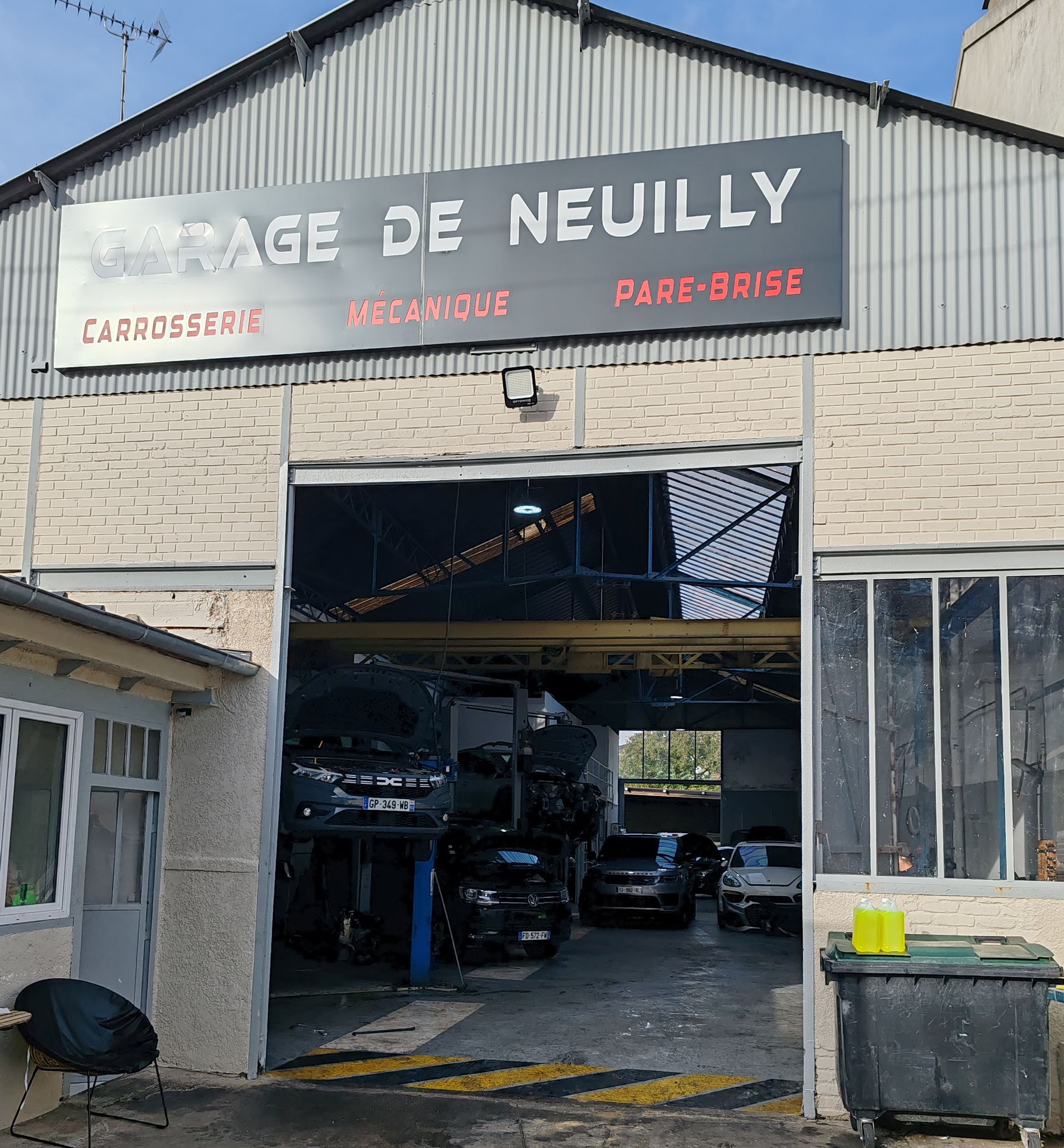 Devanture du garage automobile le GARAGE DE NEUILLY