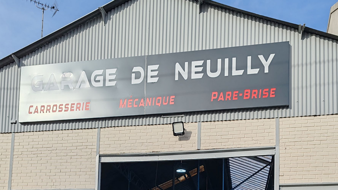Devanture du garage automobile le GARAGE DE NEUILLY