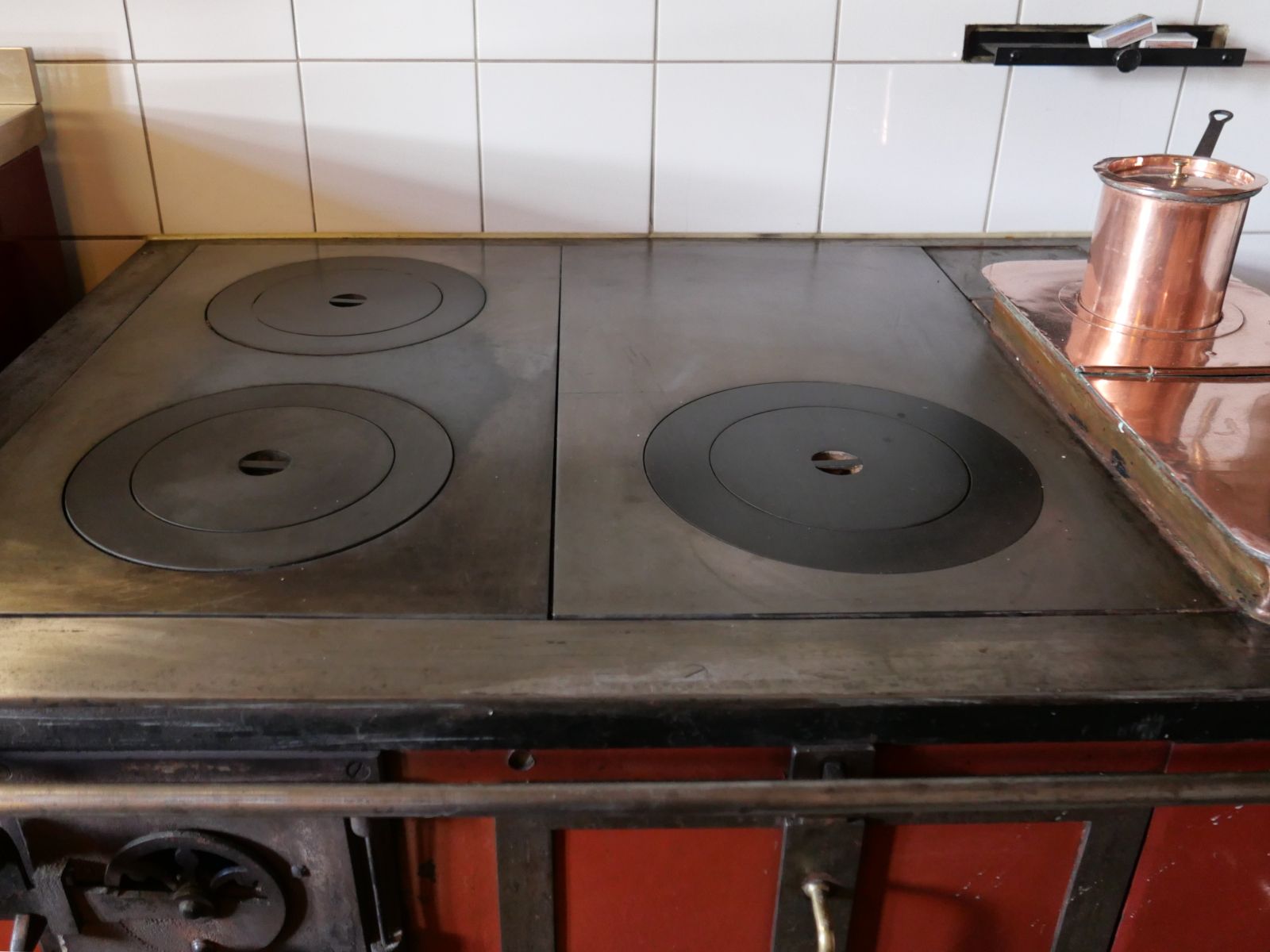 Ein grosser Holzherd mit drei Stahlplatten.