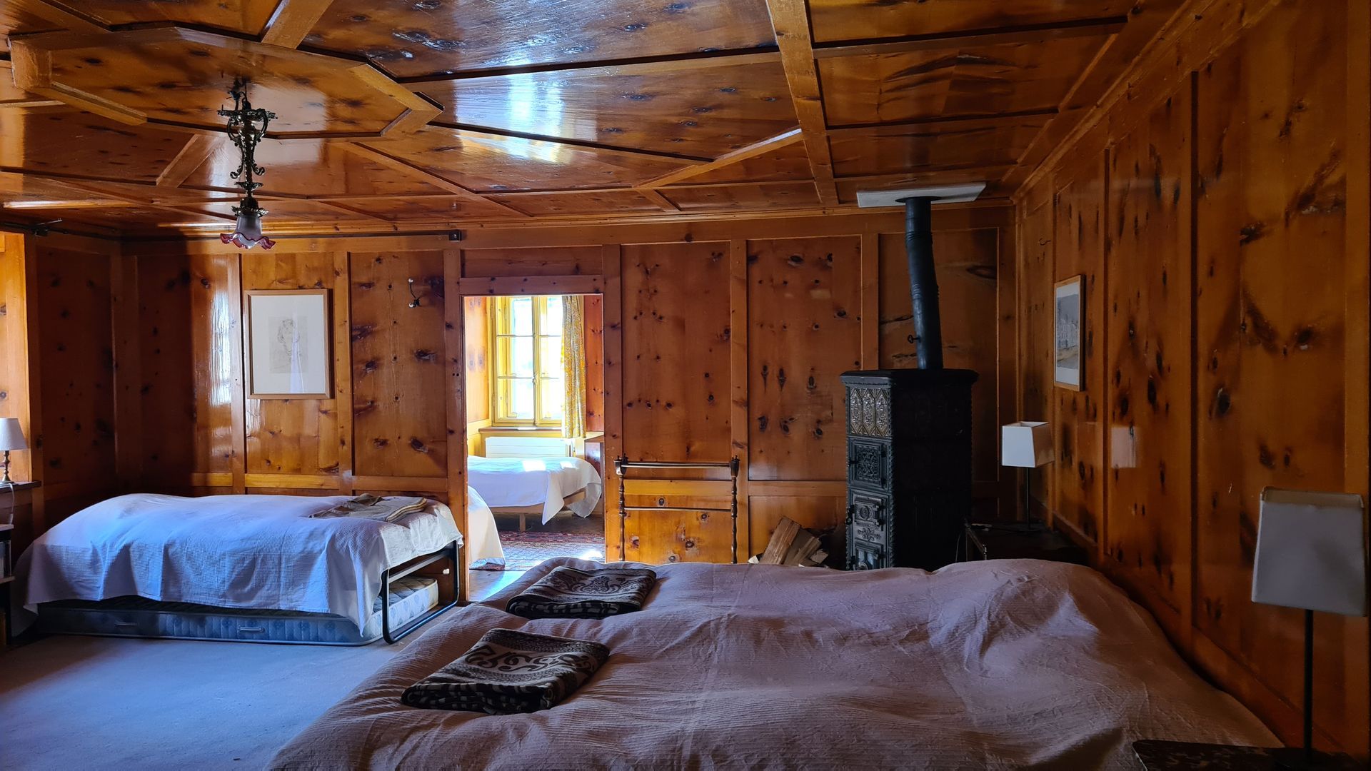 Ein sehr grosses Schlafzimmer mit einem Doppel- und einem Einzelbett