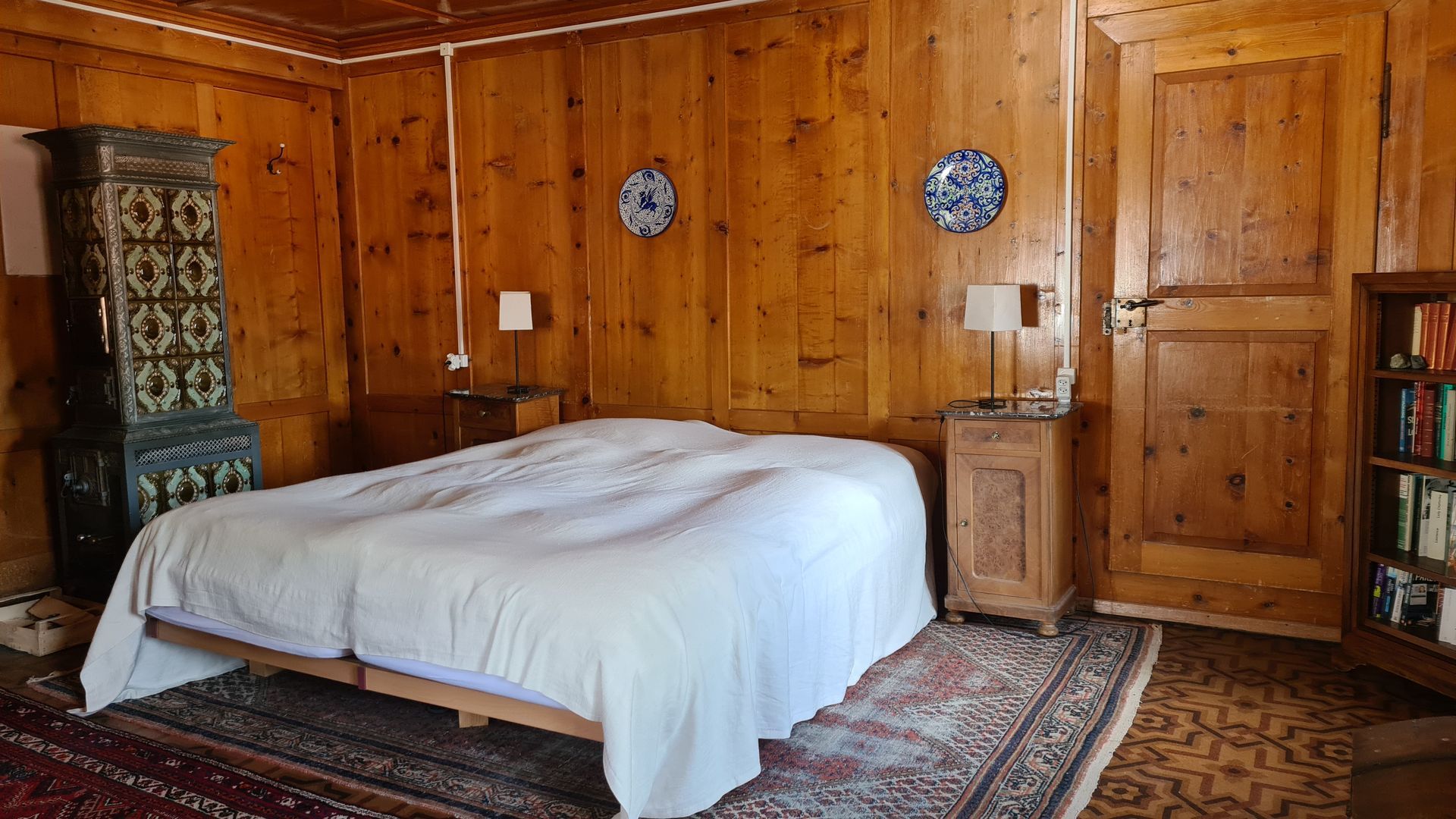 Ein Schlafzimmer mit braunem Wandtäfer und einem Doppelbett