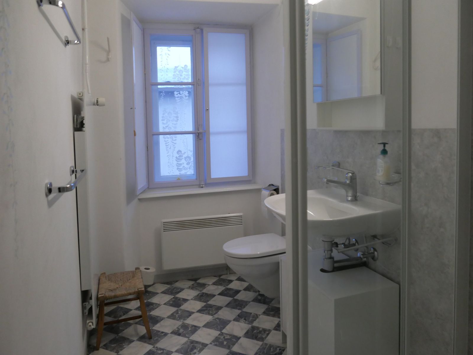 Ein kleines Badezimmer mit Dusche, Lavabo und WC