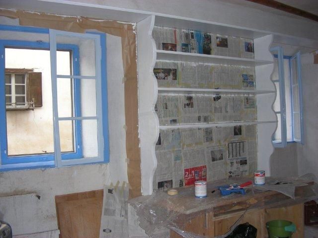 Ein altmodisches Buffet, mit Malerband und Zeitungen abgeklebt, bereit zum Streichen.