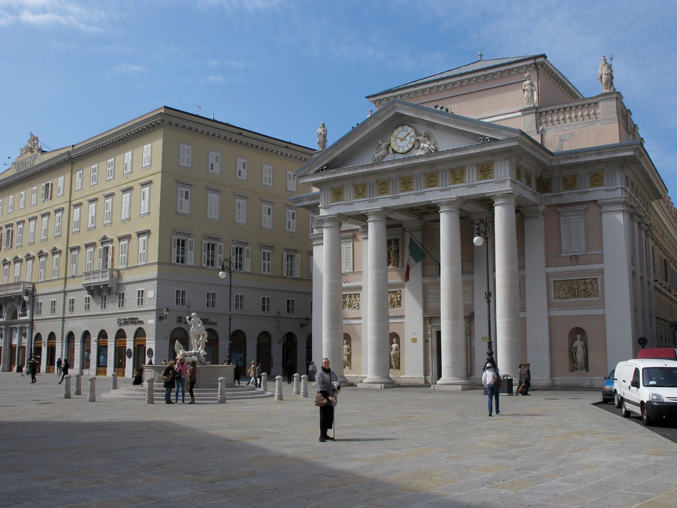 Ein klassizistisches Gebäude mit Säulen vor dem Eingang, es ist die Alte Börse in Trieste.