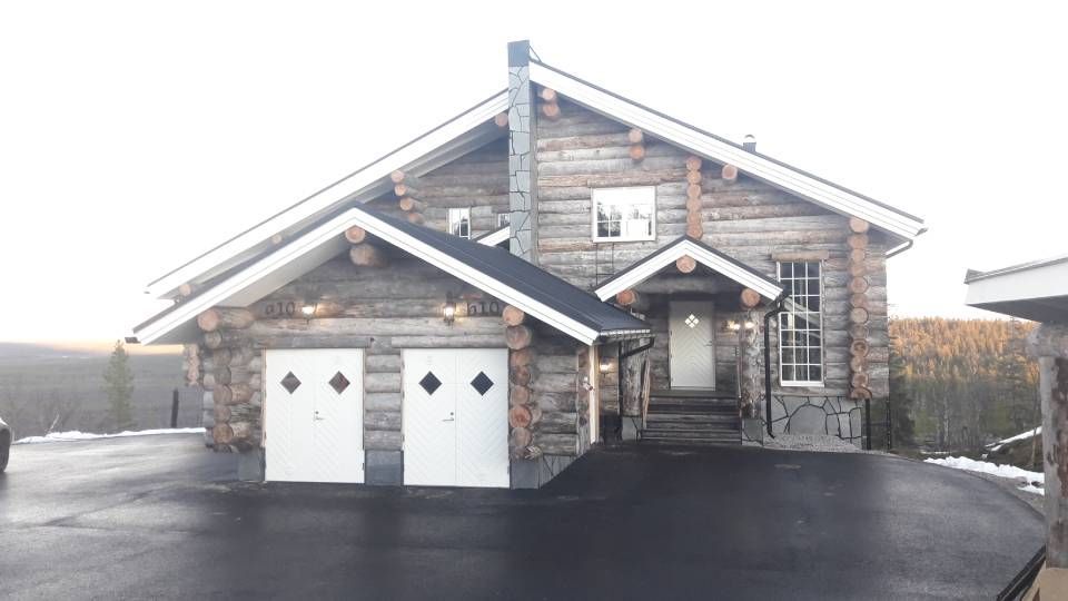  Hirrestä tehty moderni loma-asunto