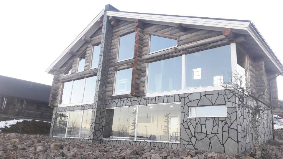 Rinteeseen rakennettu hirsihuvila