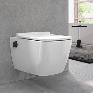 Inodoro suspendido blanco en un baño moderno. Botón de descarga negro en el lateral.