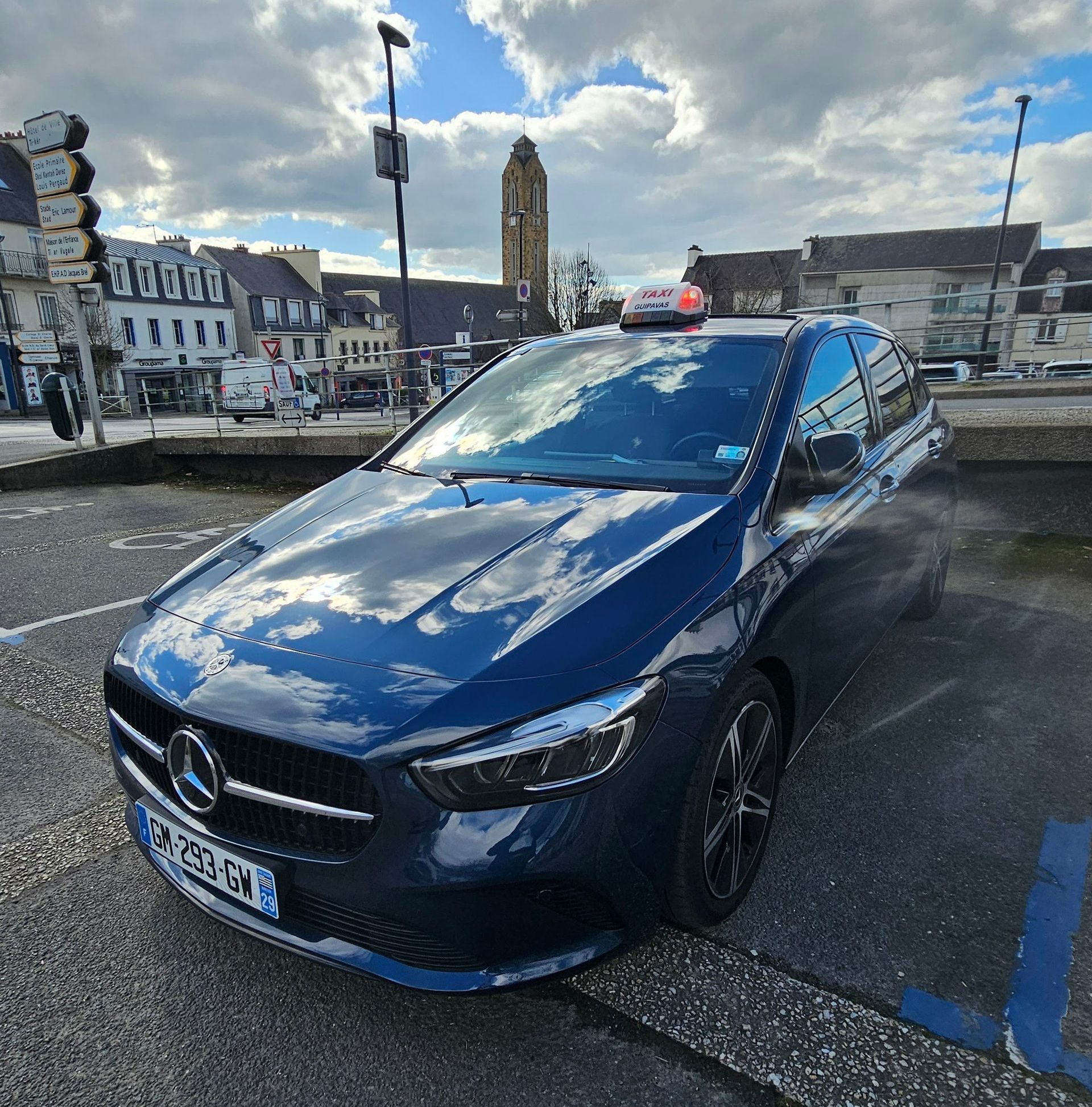 Le véhicule sur un parking devant la gare
