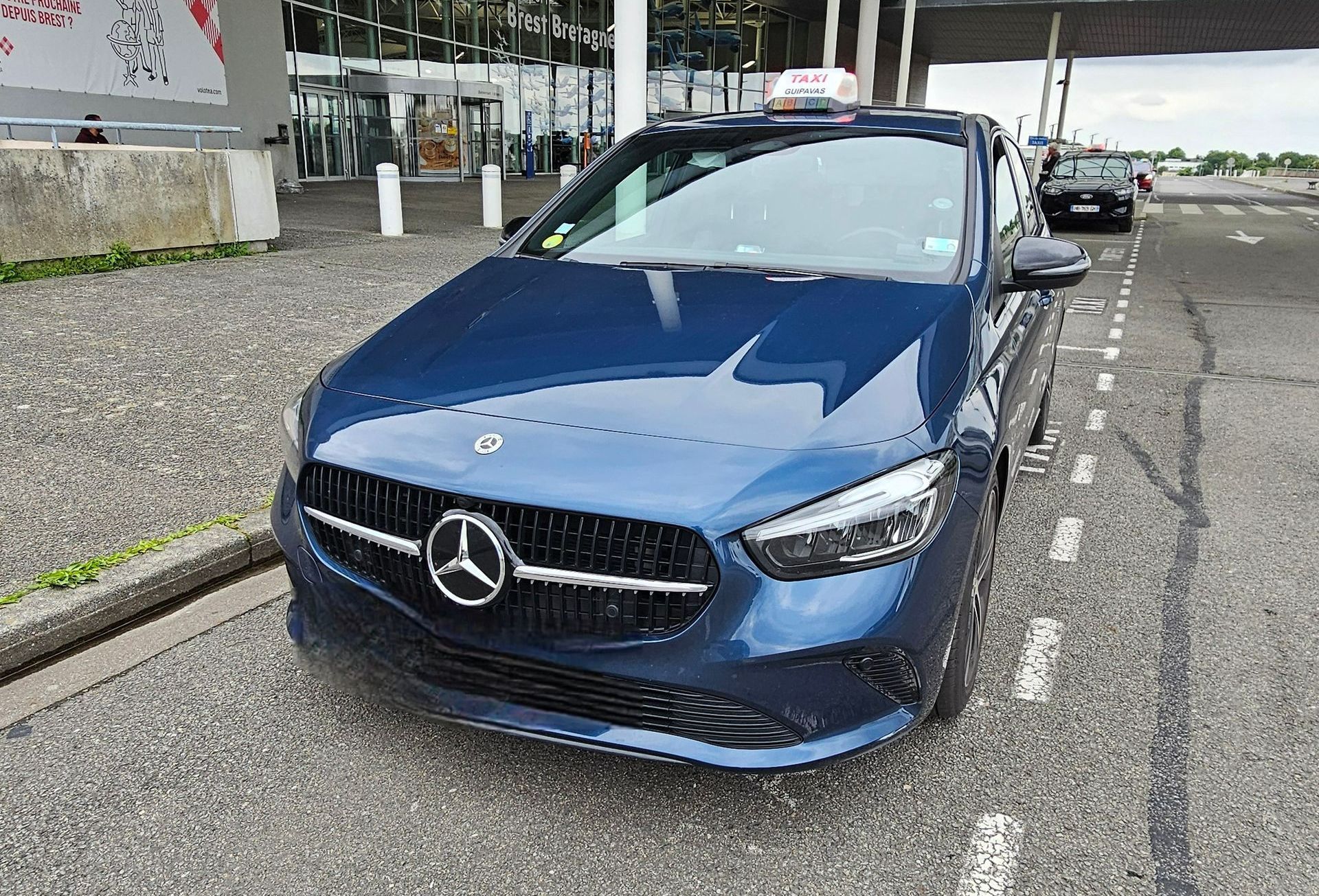 Un taxi devant un aéroport