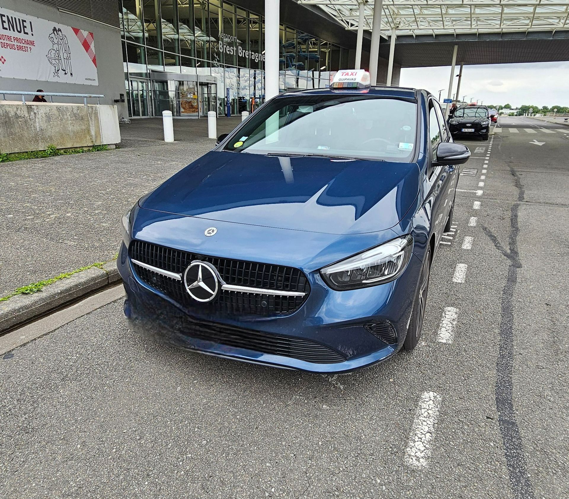 Le véhicule devant l'aéroport de Brest