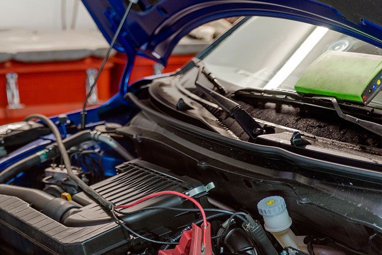 Kohls & Partner GmbH - Auto mit geöffneter Motorhaube