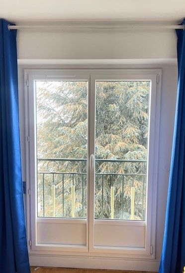 Fenêtre donnant sur un sapin