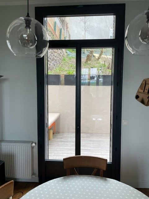 Porte-fenêtre aux bords noirs en aluminium