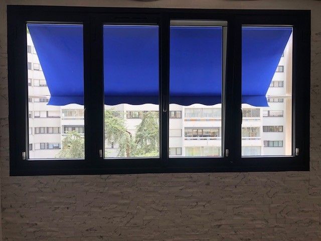 Fenêtre noire avec store bleu foncé