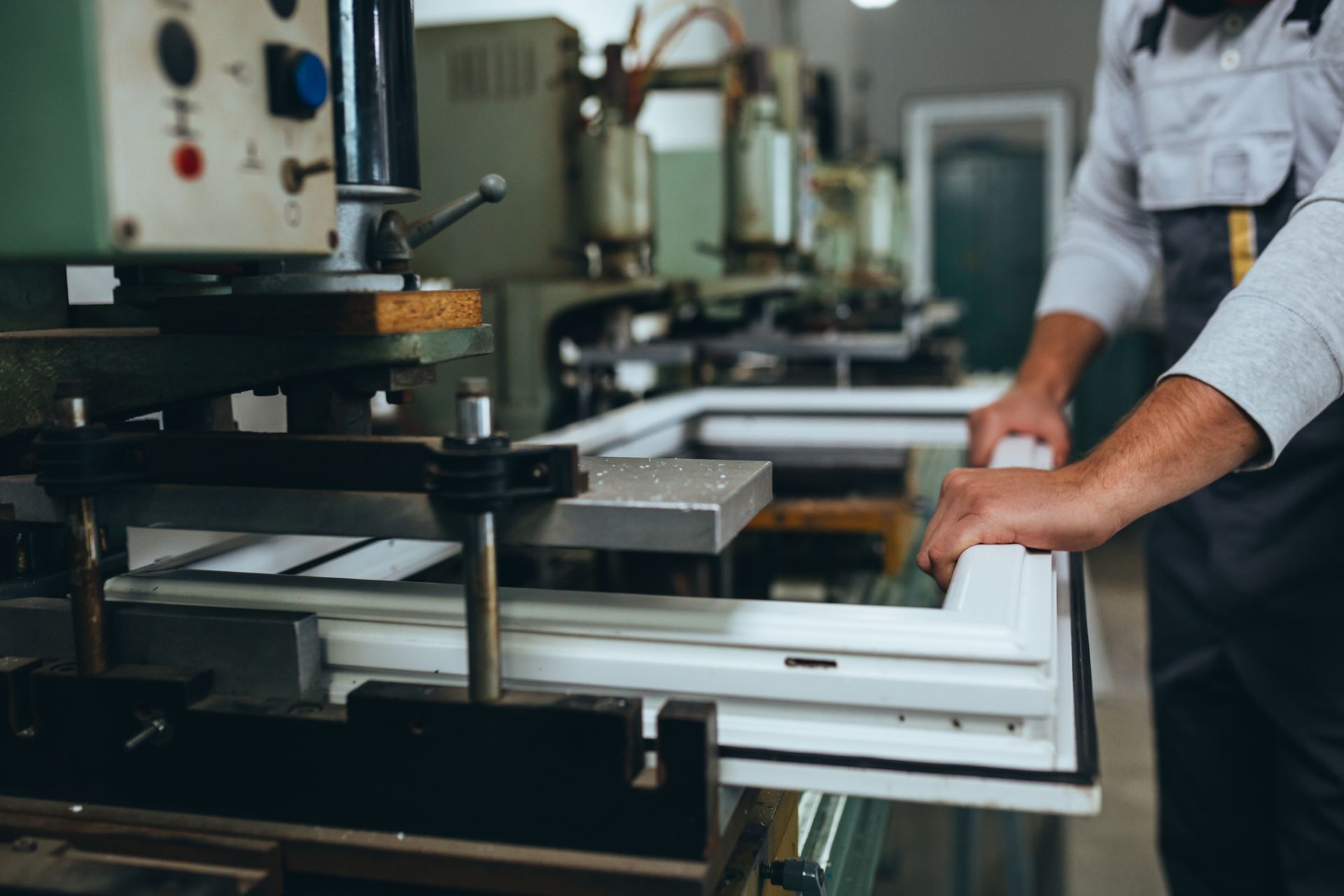 Professionnel qui assemble une fenêtre en PVC