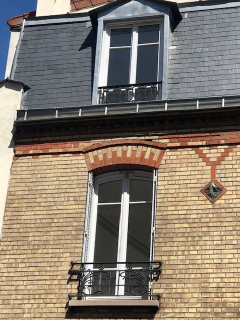 Fenêtres en bois sur la façade d'une vieille maison