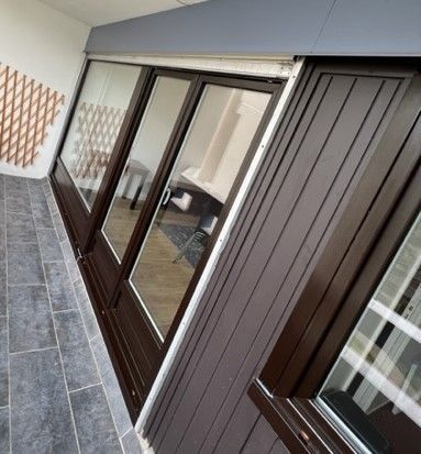 Porte-fenêtre en PVC noire vue de l'extérieur