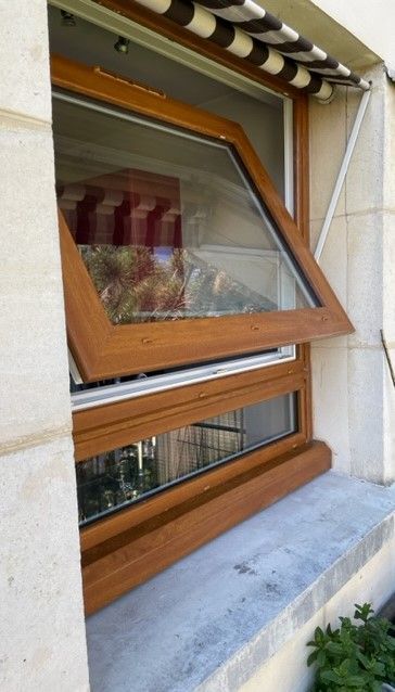 Fenêtre en bois à oscillo-battant ouverte