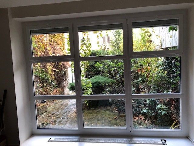 Baie vitrée donnant sur une cour