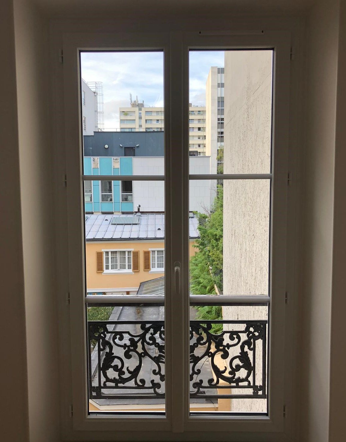 Fenêtre vue de l'intérieur avec vue sur une ville