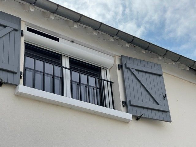 Fenêtre avec volets roulants solaires