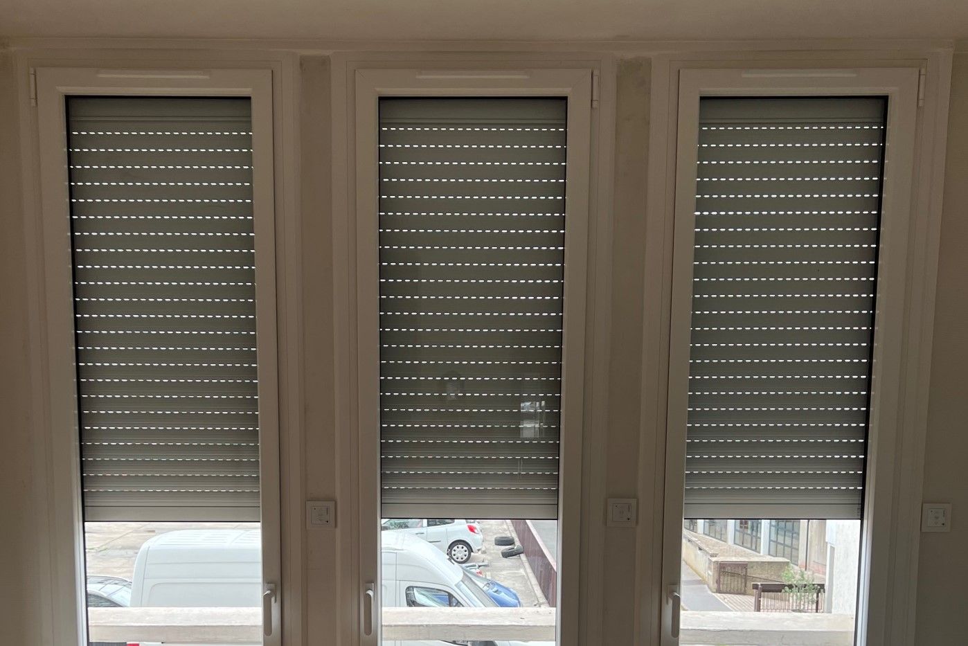 Volets roulants d'une baie vitrée baissés partiellement