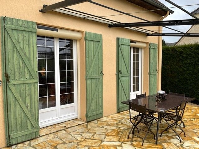 Portes-fenêtres en PVC avec volets verts