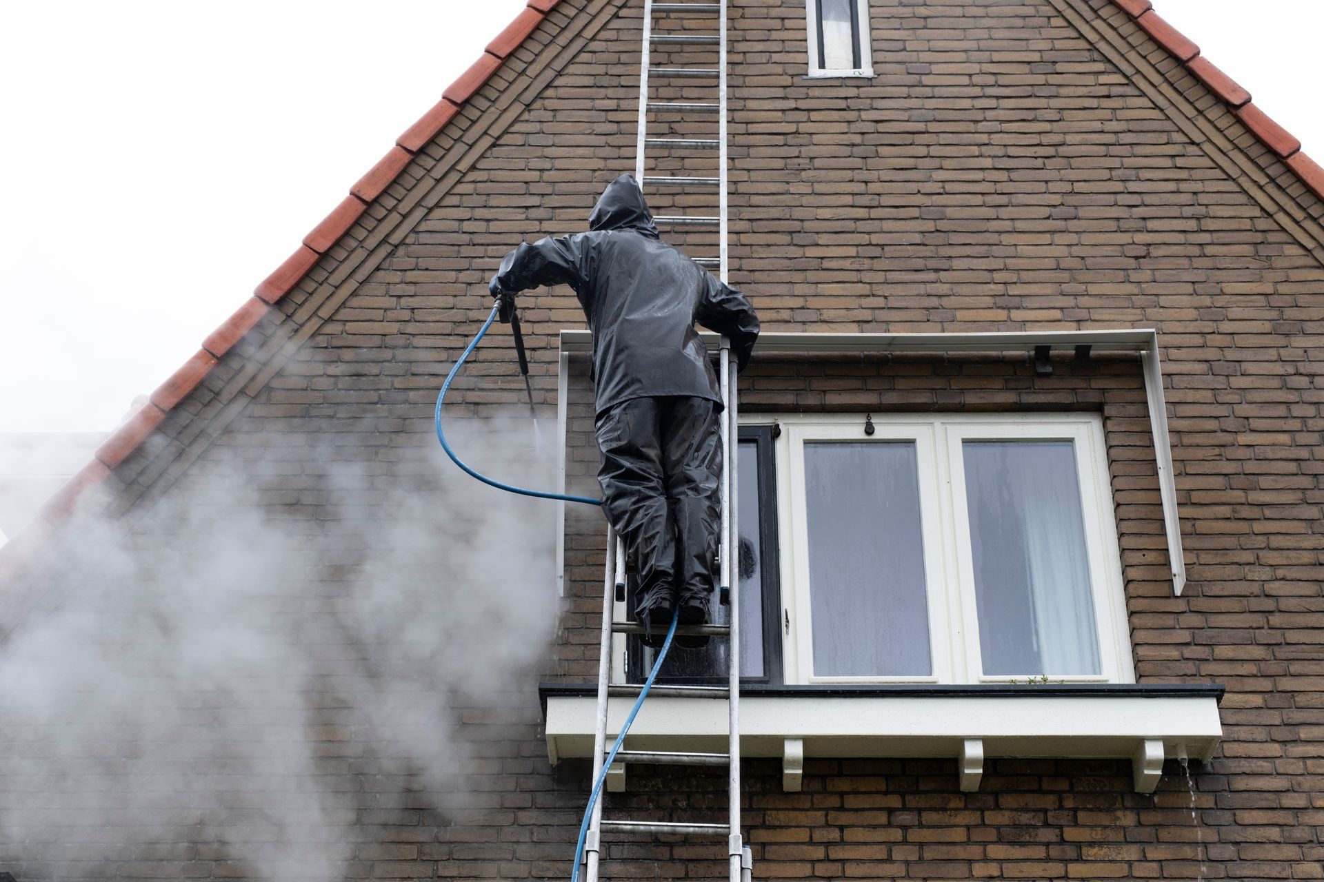 Un ouvrier fait du traitement de façade