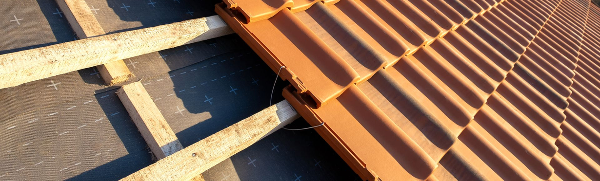 Des tuiles en pleine rénovation sur un toit