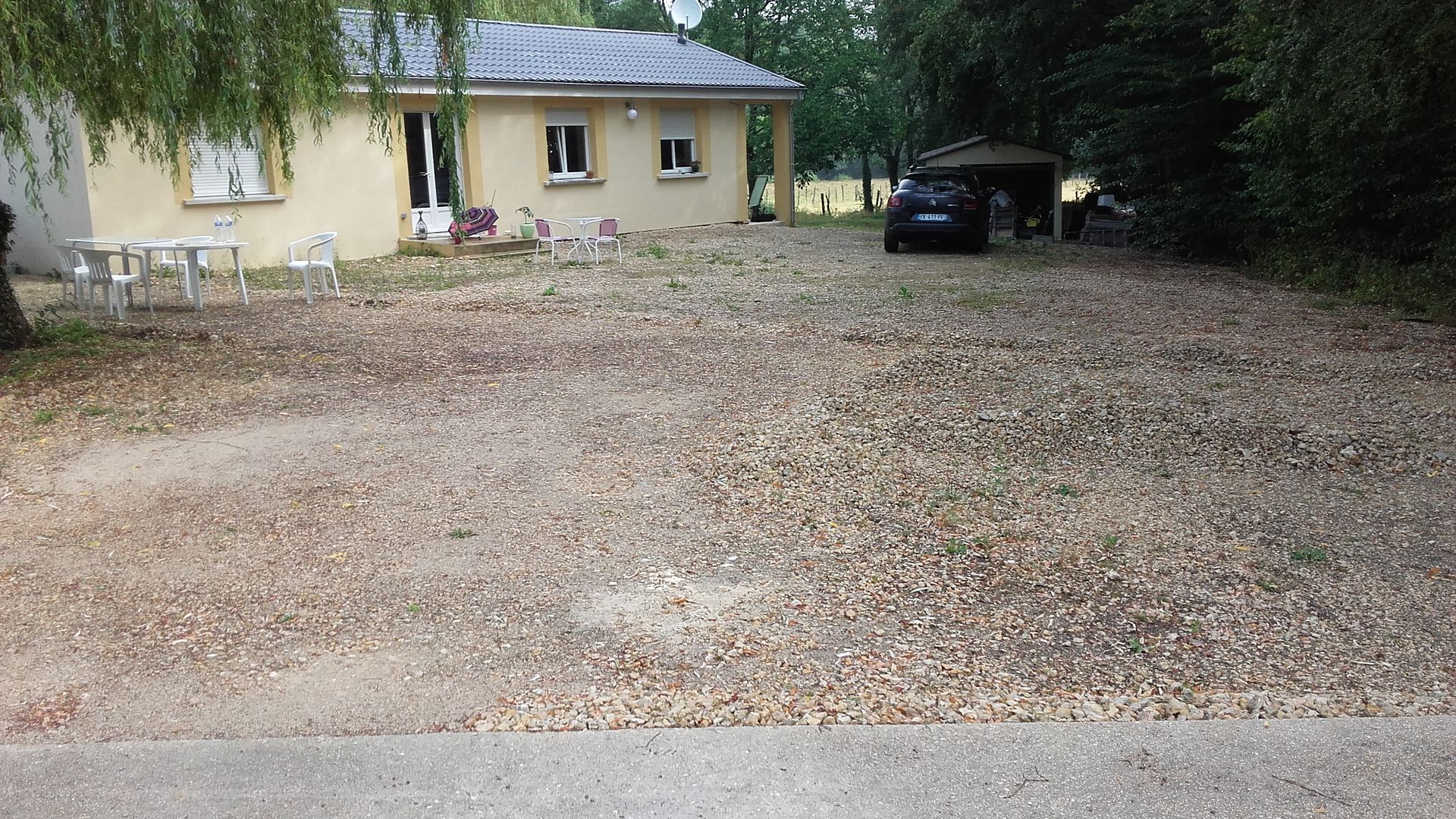 Grande cour en gravier avant travaux