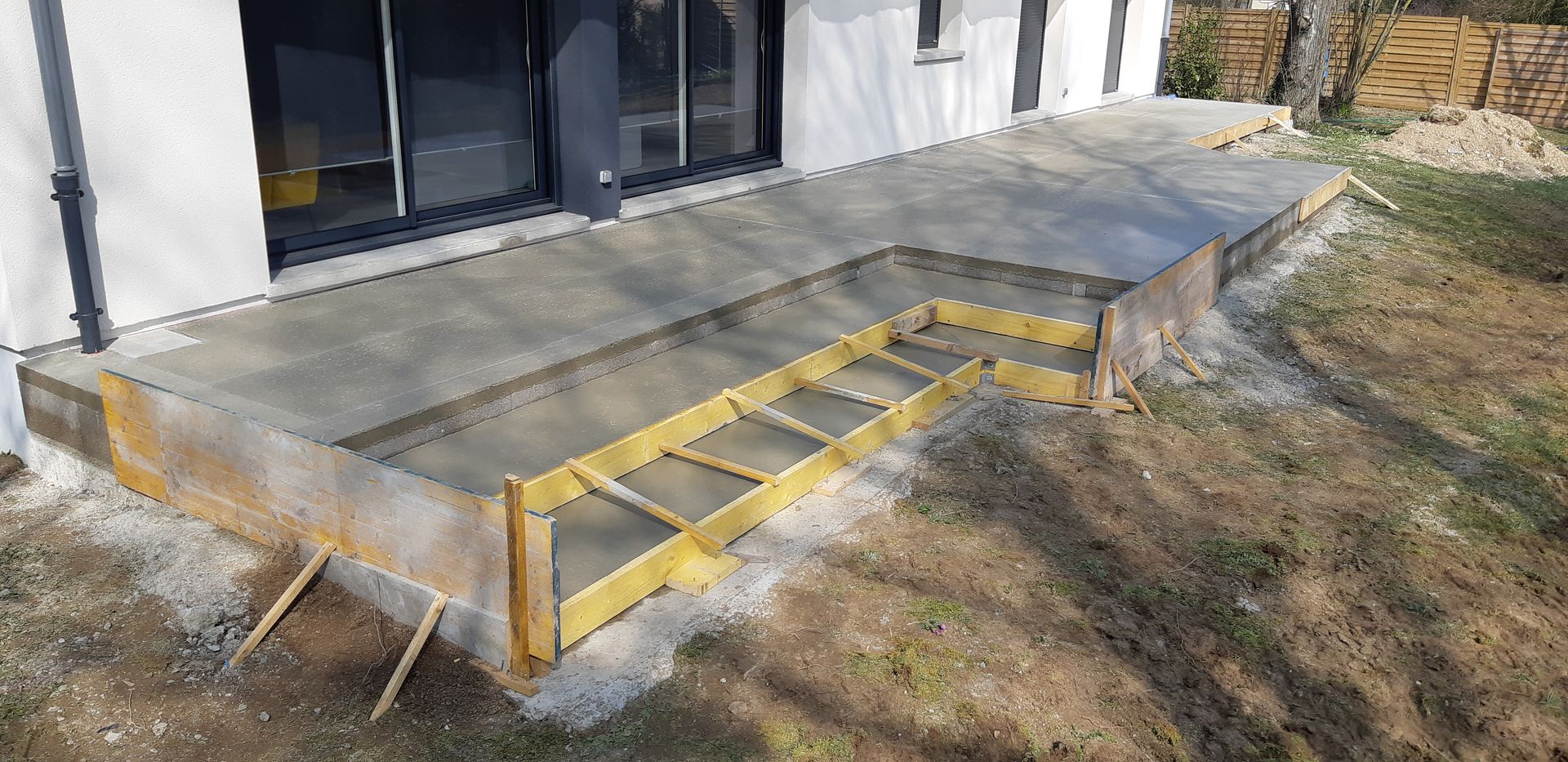 Pose d'une dalle en béton pour la terrasse