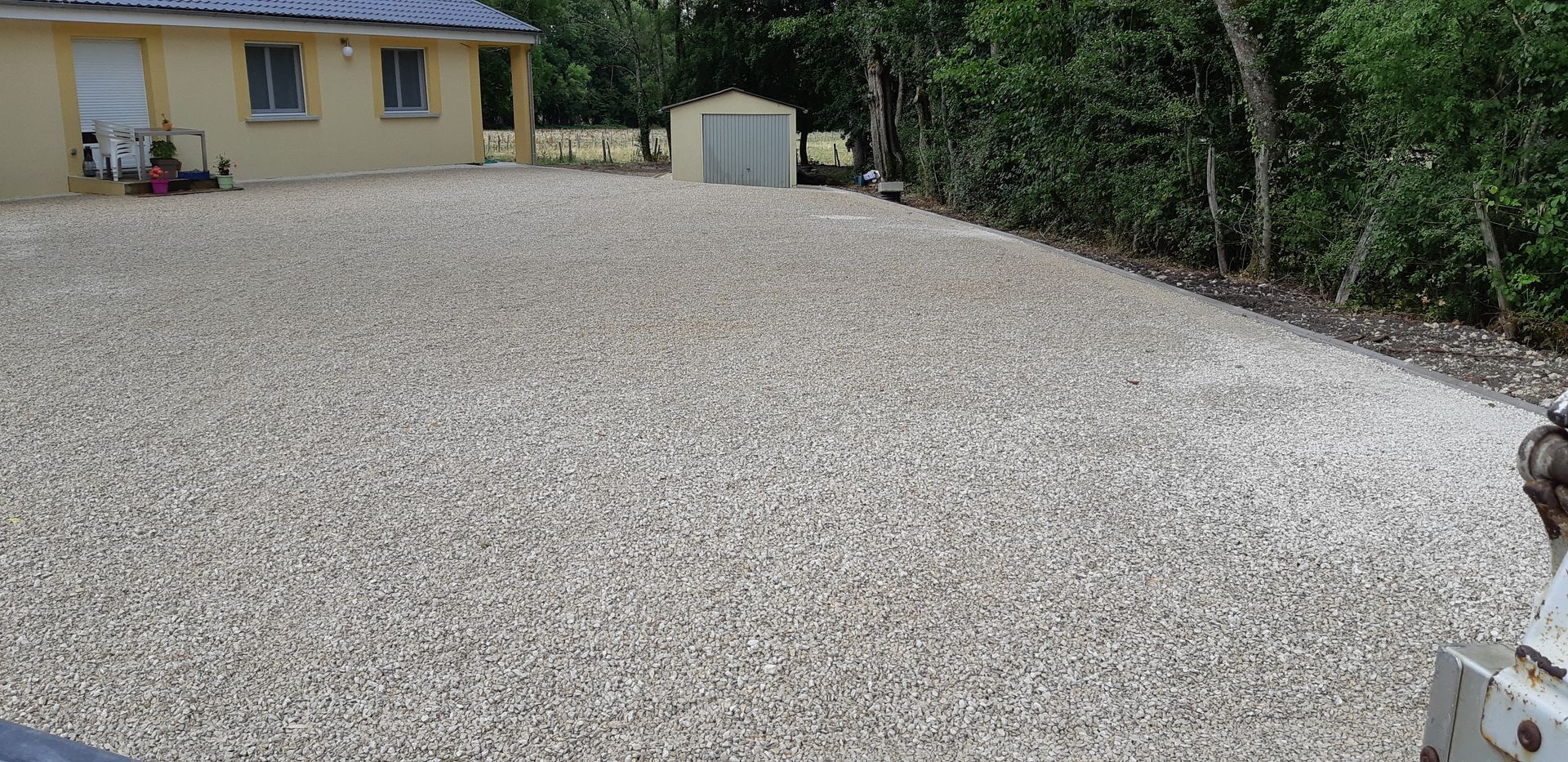 Grande cour en gravier après travaux