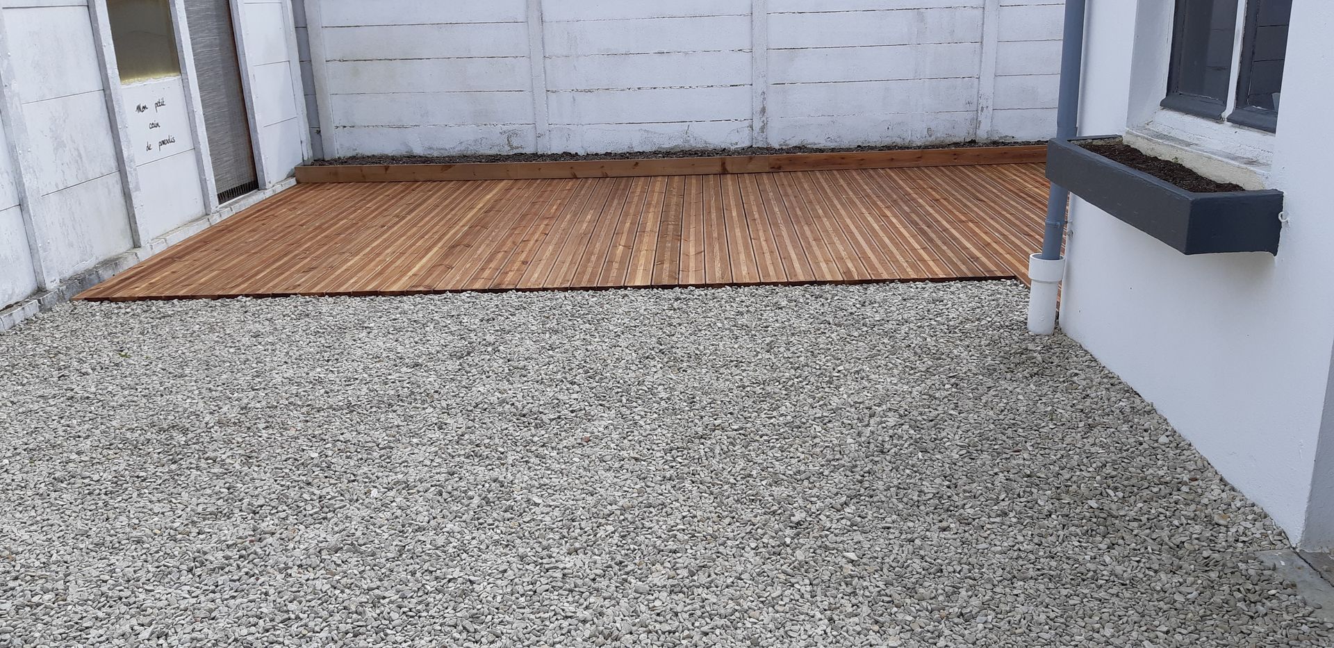 Cour intérieure avec terrasse en bois