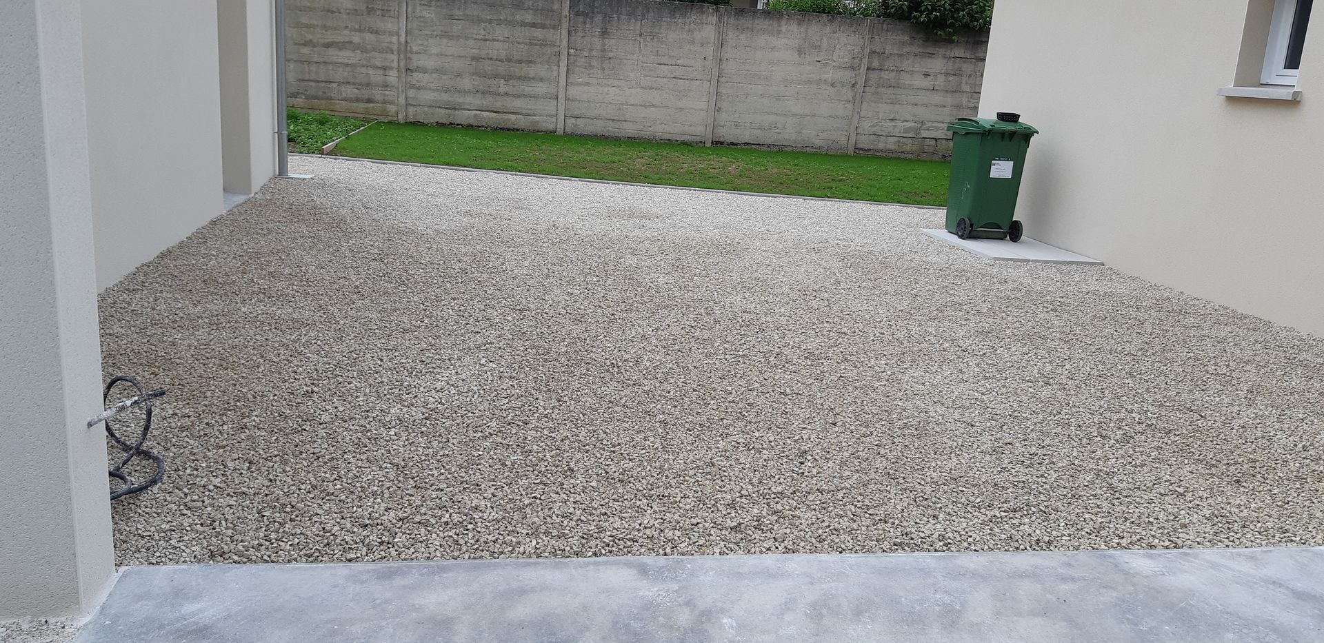 Cour intérieure en gravier