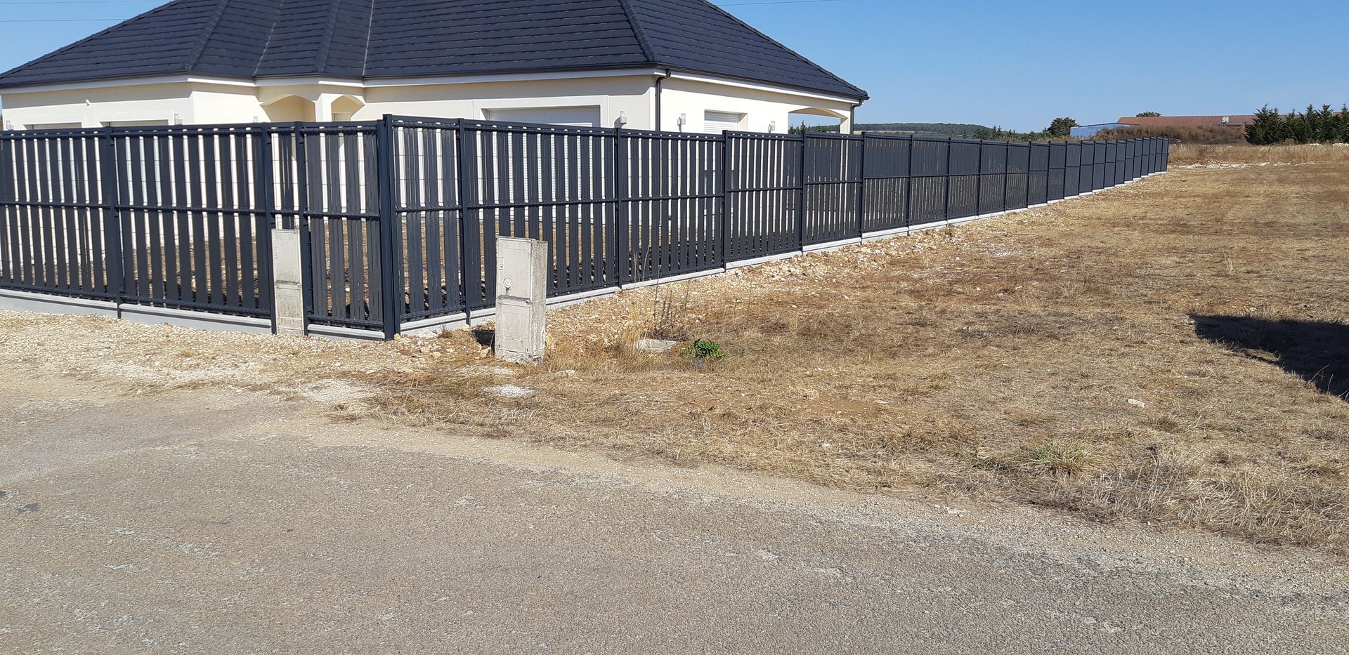 Pose de clôture noire