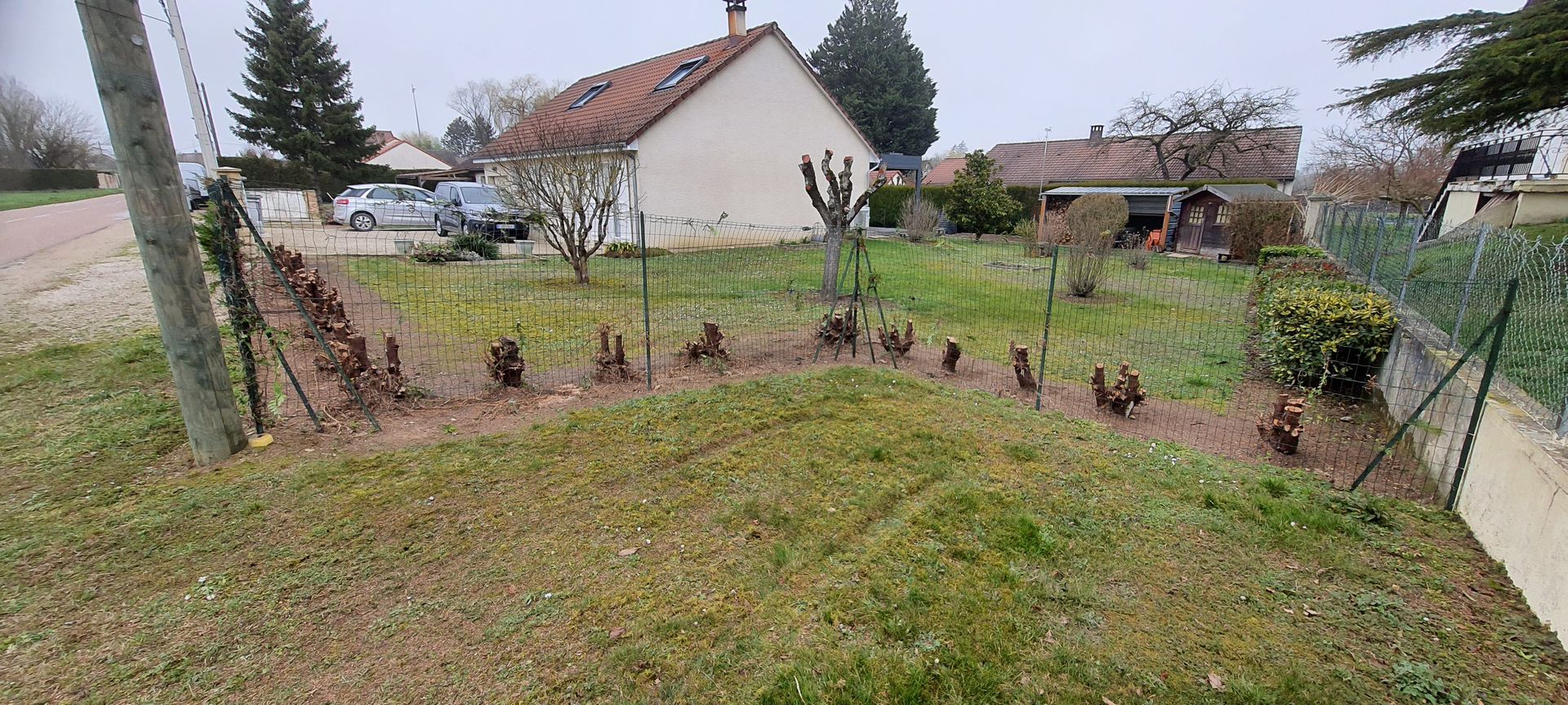 Maison avant clôture