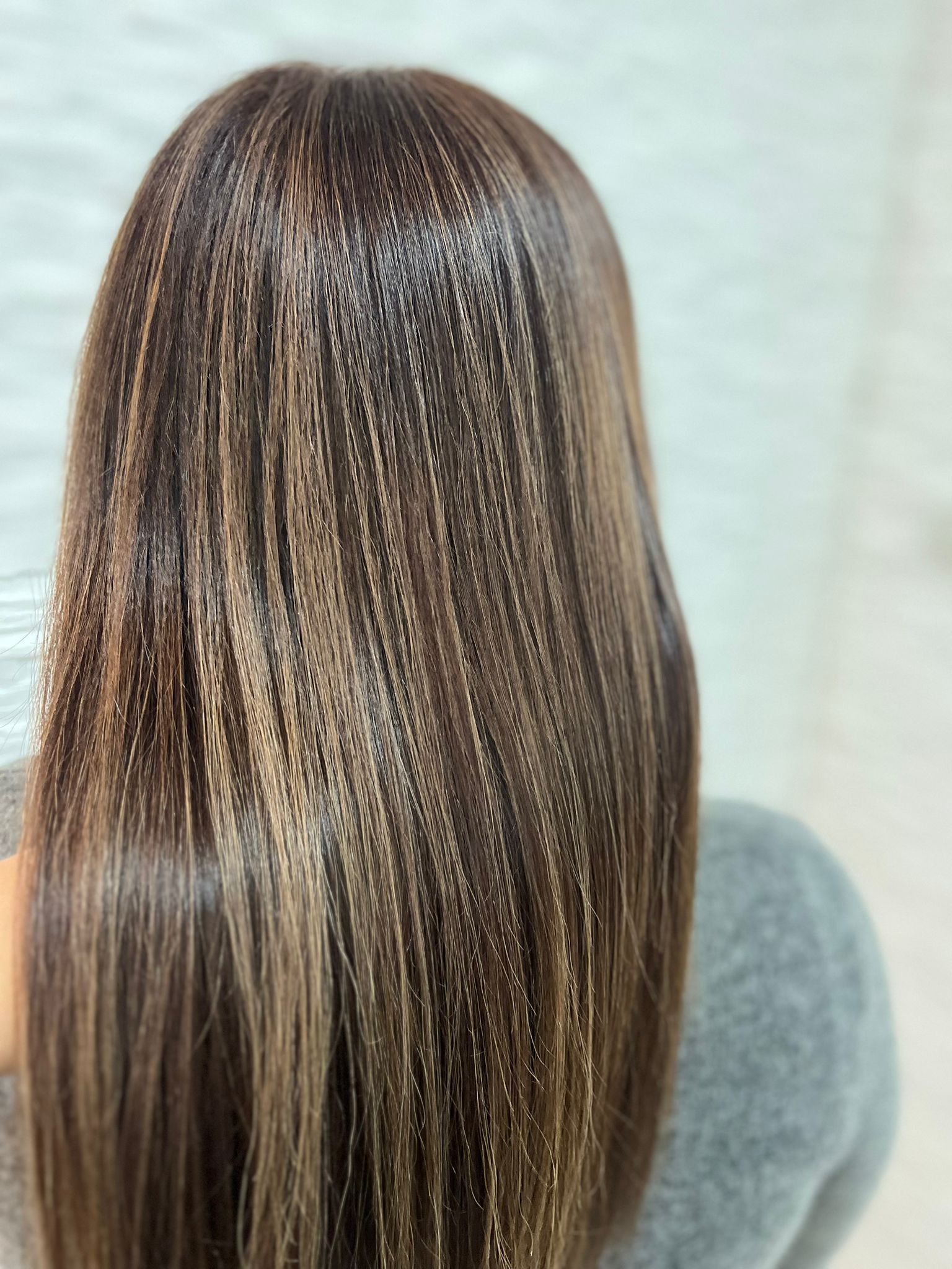 Braunes glattes Haar