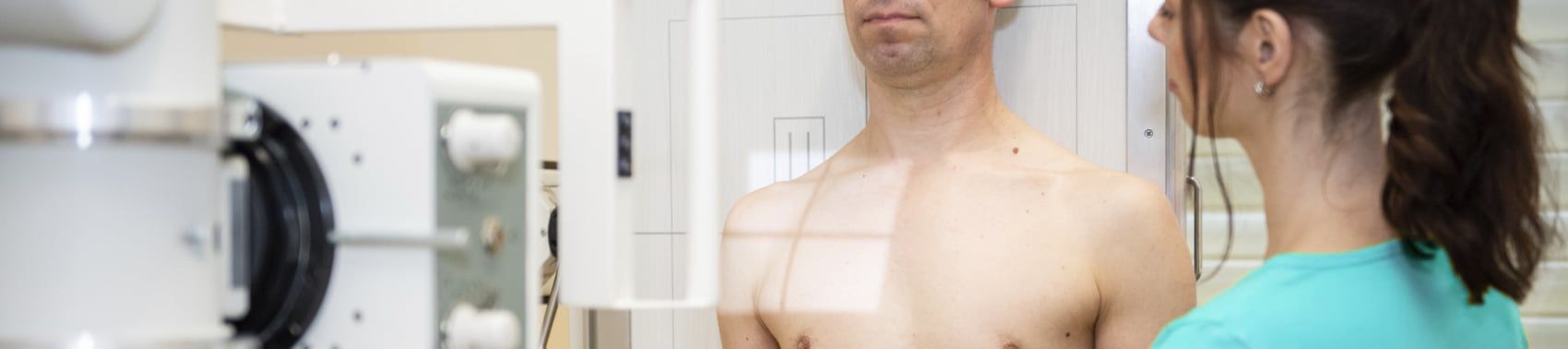 Foto | ein Man der untersucht wird