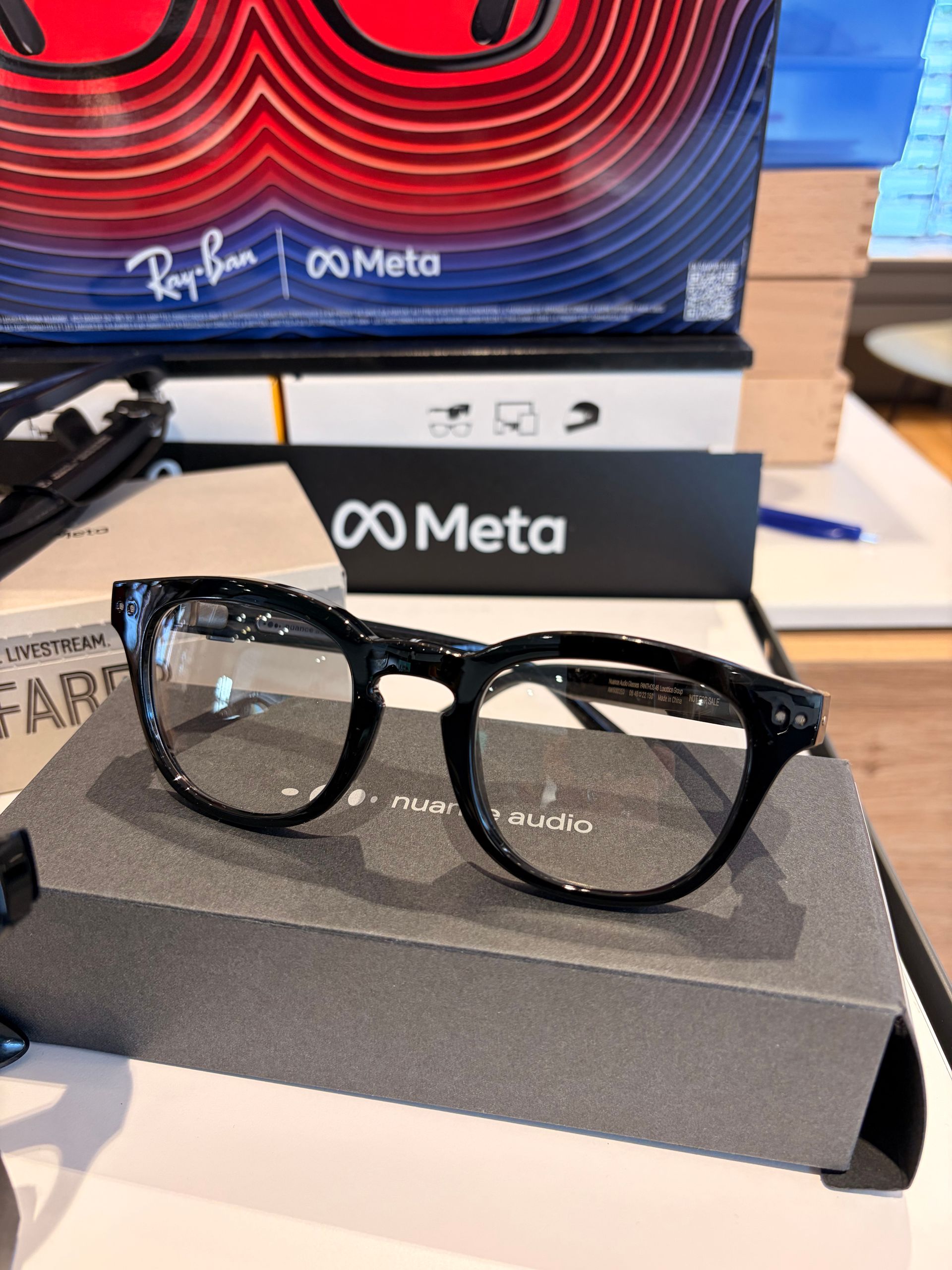 Lunettes posées sur un boitier