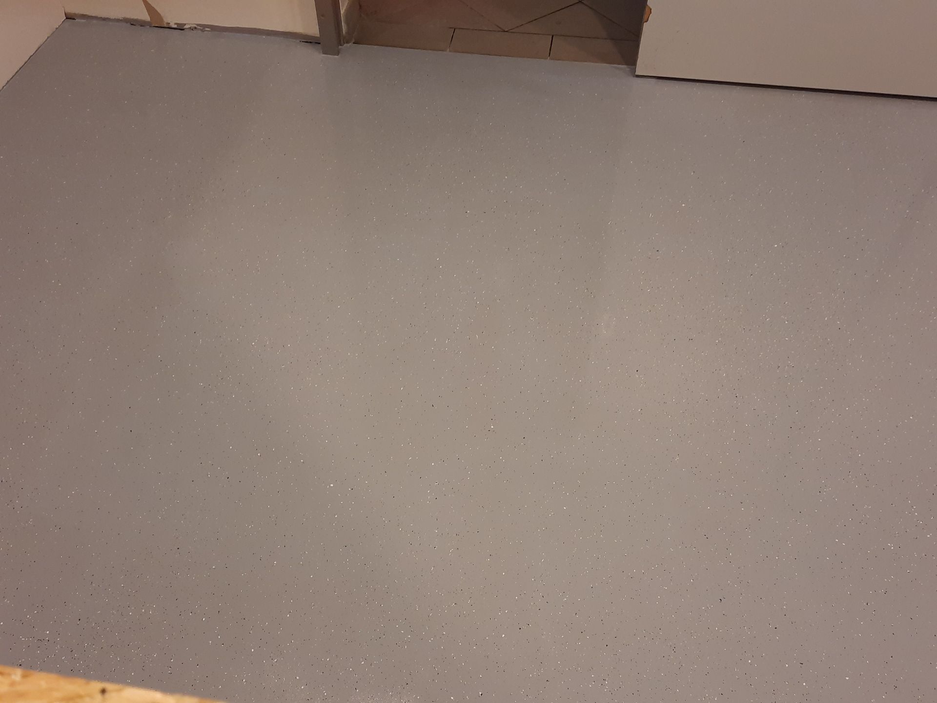 Eine Nahaufnahme eines grauen Bodens in einem Raum.