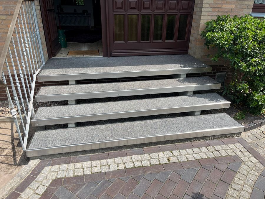 Eine Treppe, die zur Eingangstür eines Hauses führt.