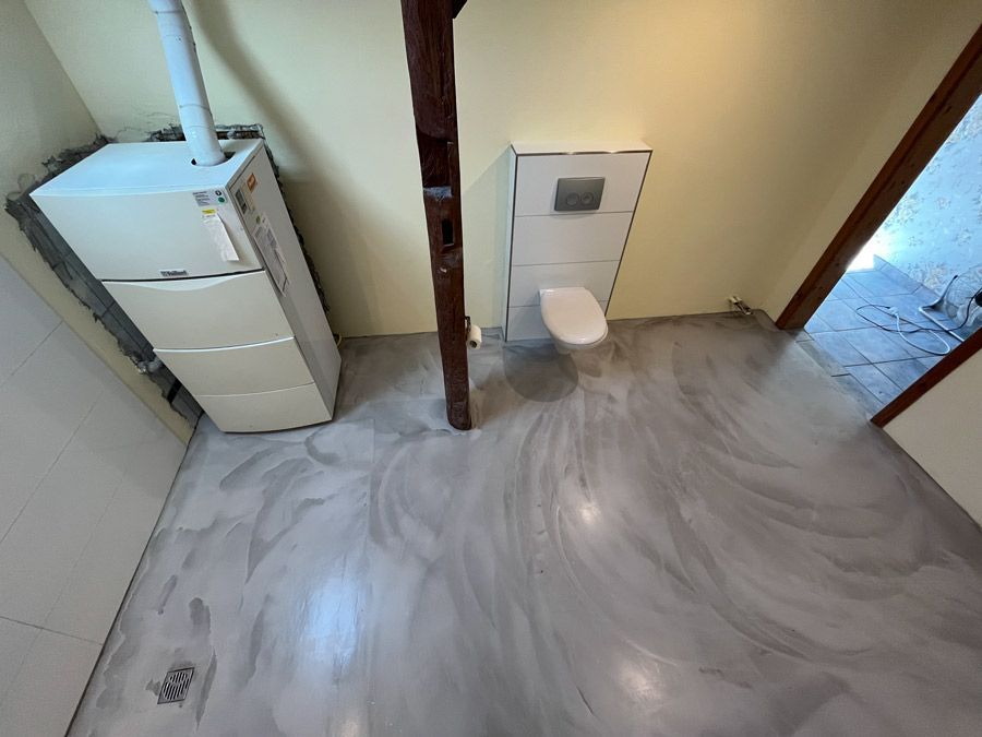 Ein Raum mit einem Kühlschrank und einer Toilette darin