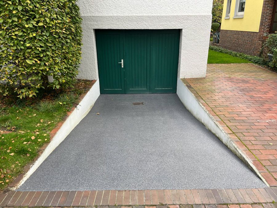 Ein grünes Garagentor mit der Nummer 1 darauf