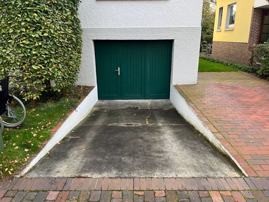 Ein grünes Garagentor mit der Nummer 1 darauf