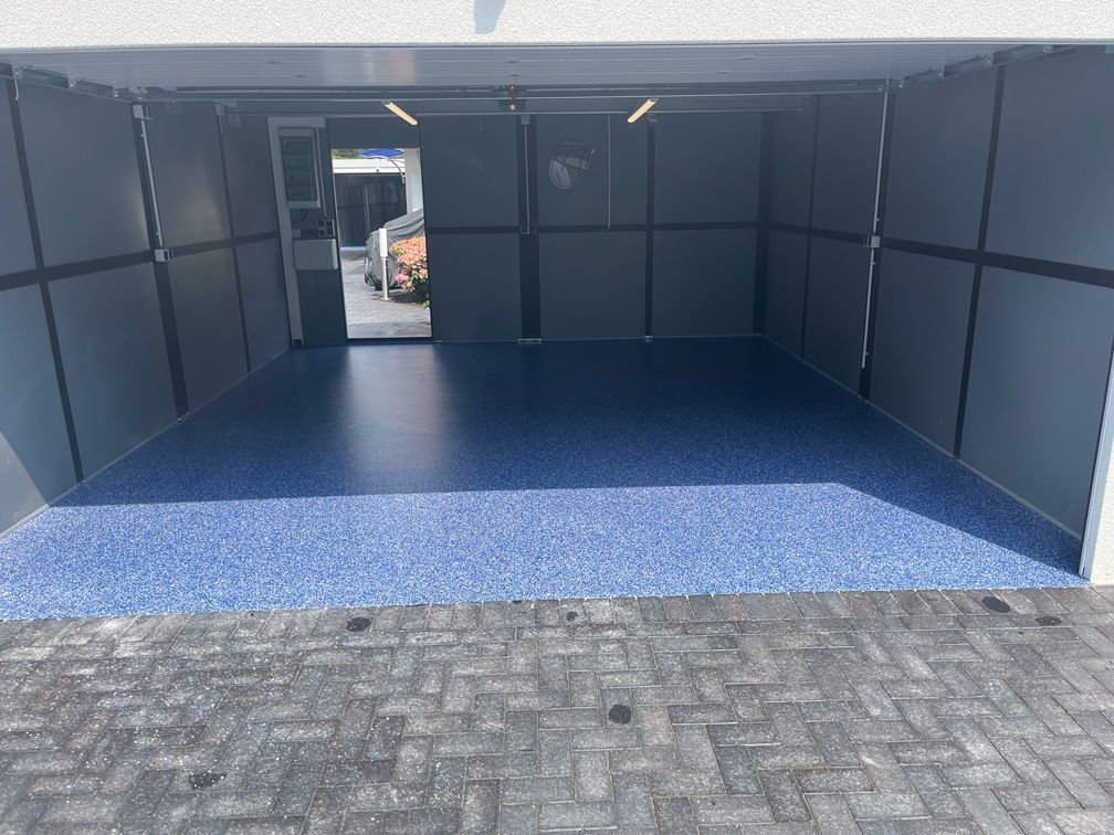 Eine Garage mit grauem Boden und grauen Wänden.