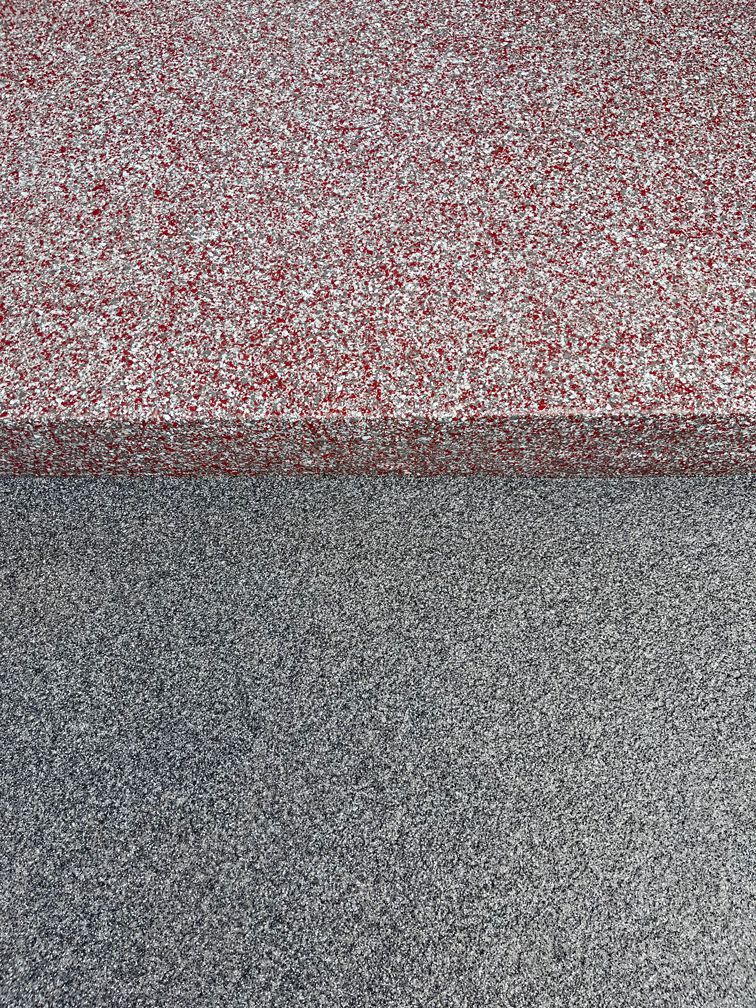 Eine Garage mit einer grünen Tür und einer Rampe, die dorthin führt