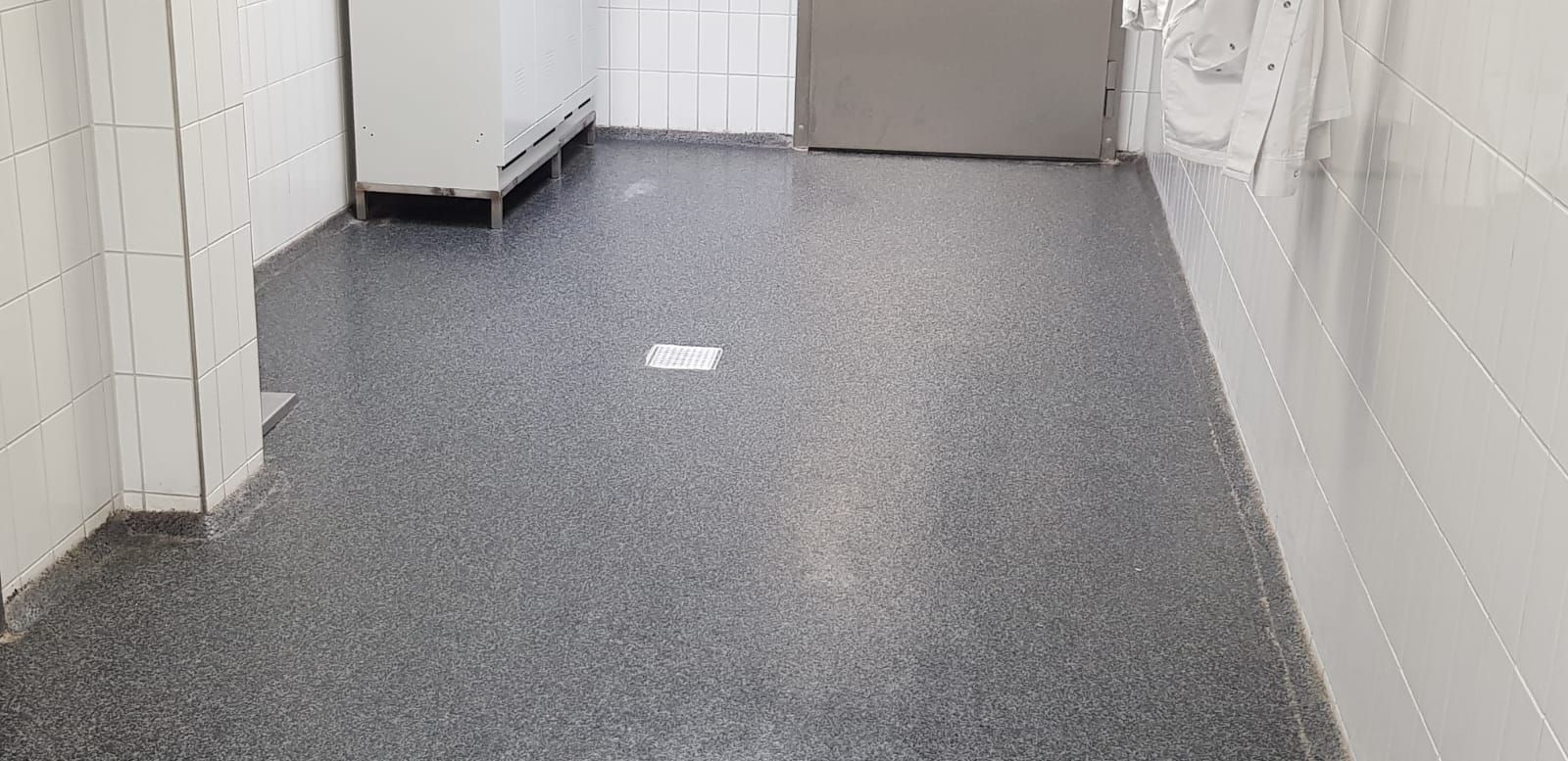 Ein Badezimmer mit einem gelben Warnschild auf dem Boden.